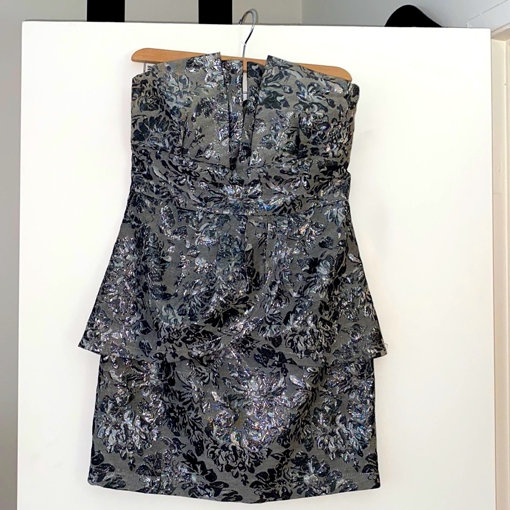 4/$20‼️ | Strapless Metallic Floral Dress
